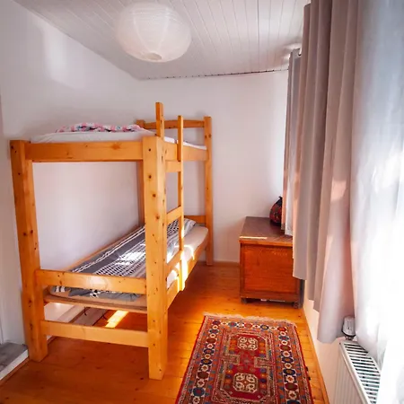 Makvirag - Es Szobak Pensjonat 3*